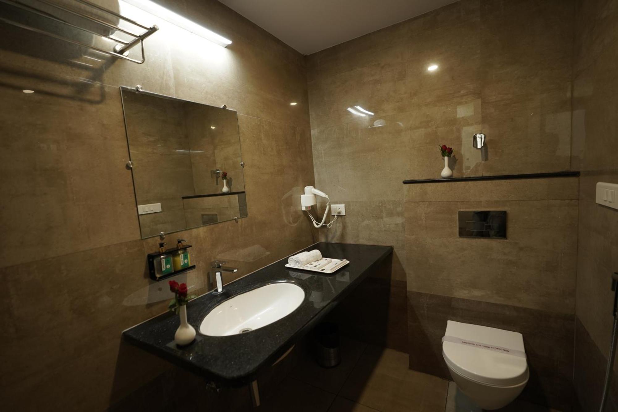 Hotel Bigwig Джабалпур Екстериор снимка