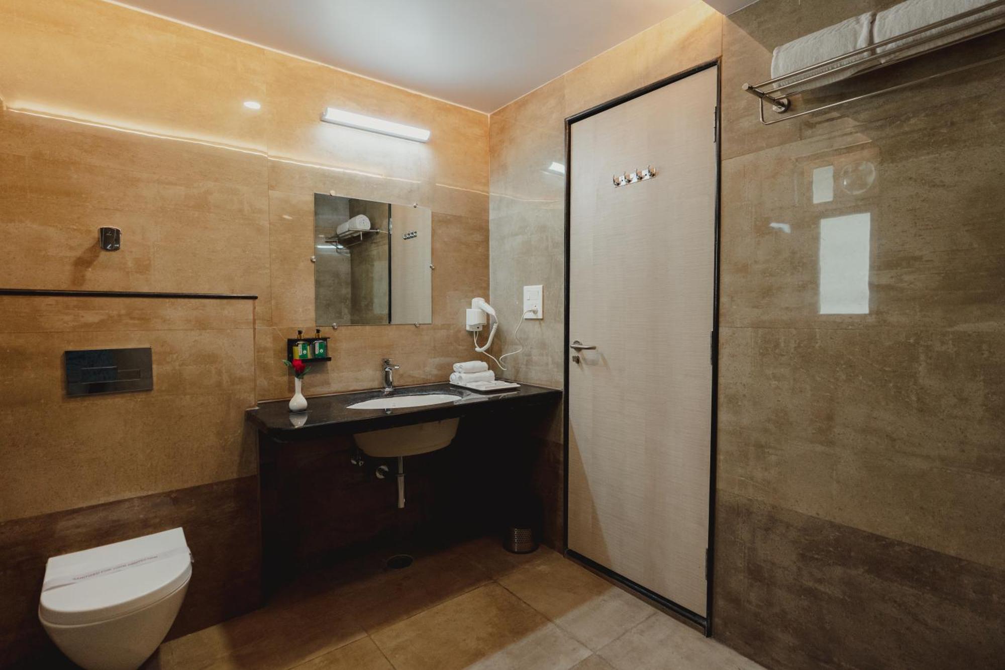 Hotel Bigwig Джабалпур Екстериор снимка